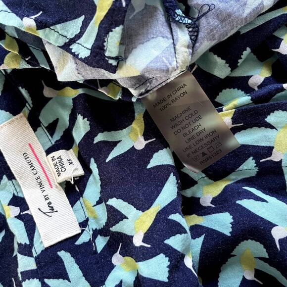 Vince Camuto Blue Hummingbird Button Up Top Women Size XS Rolled Cuff 3/4 Sleeve - Picture 9 of 9